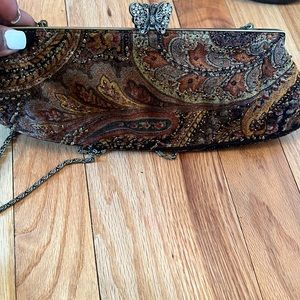 🤎🤎 Velvet like clutch with beading and a paisley print.